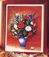 Весенние цветы в синей вазе на красном фоне