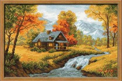 Дом у реки осенью