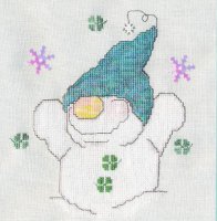Снеговик в голубой шапке
