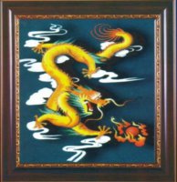 Желтый дракон в облаках на синем фоне