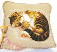 Кошка на подушке