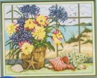 Коттедж у моря - ваза с цветами и ракушки на подоконнике