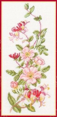 Зеленая ветка с розовыми цветами