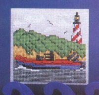 На море открытка - лодка и маяк