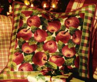 Подушка с яблоками