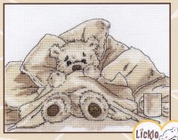 Схема вышивки крестом: Белый плюшевый мишка лежит в постели под одеялом