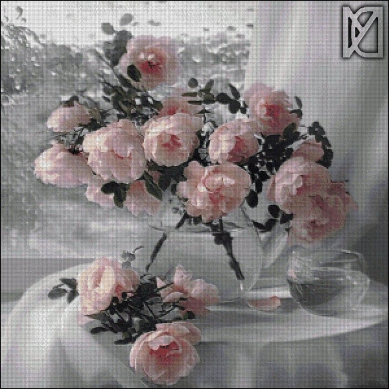 Стеклянная ваза с розовыми цветами на белом фоне