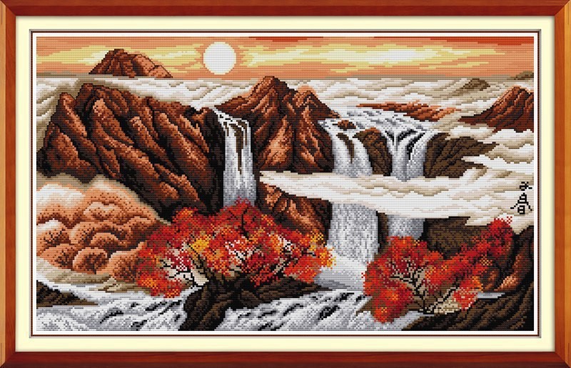 Осенний рассвет в горах с водопадами