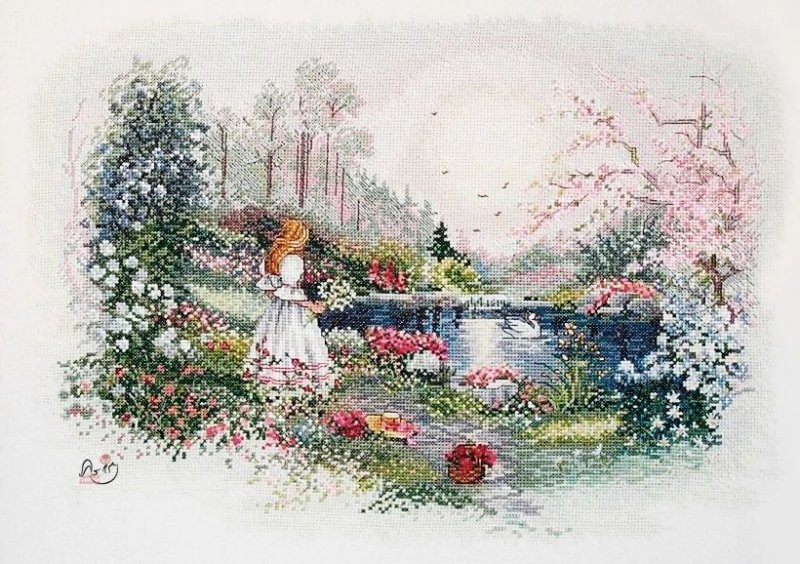Девушка с цветами на берегу озера