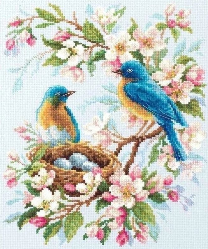 Птицы у гнезда среди цветов
