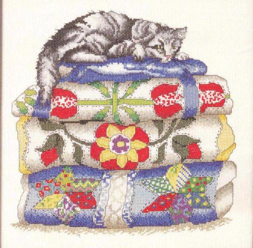 Кот на одеялах