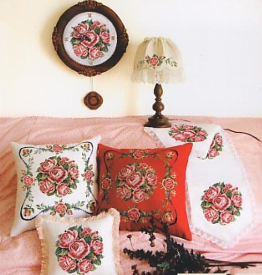 Подушки с розовыми розами