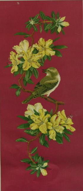 Птичка на ветке среди жёлтых цветов